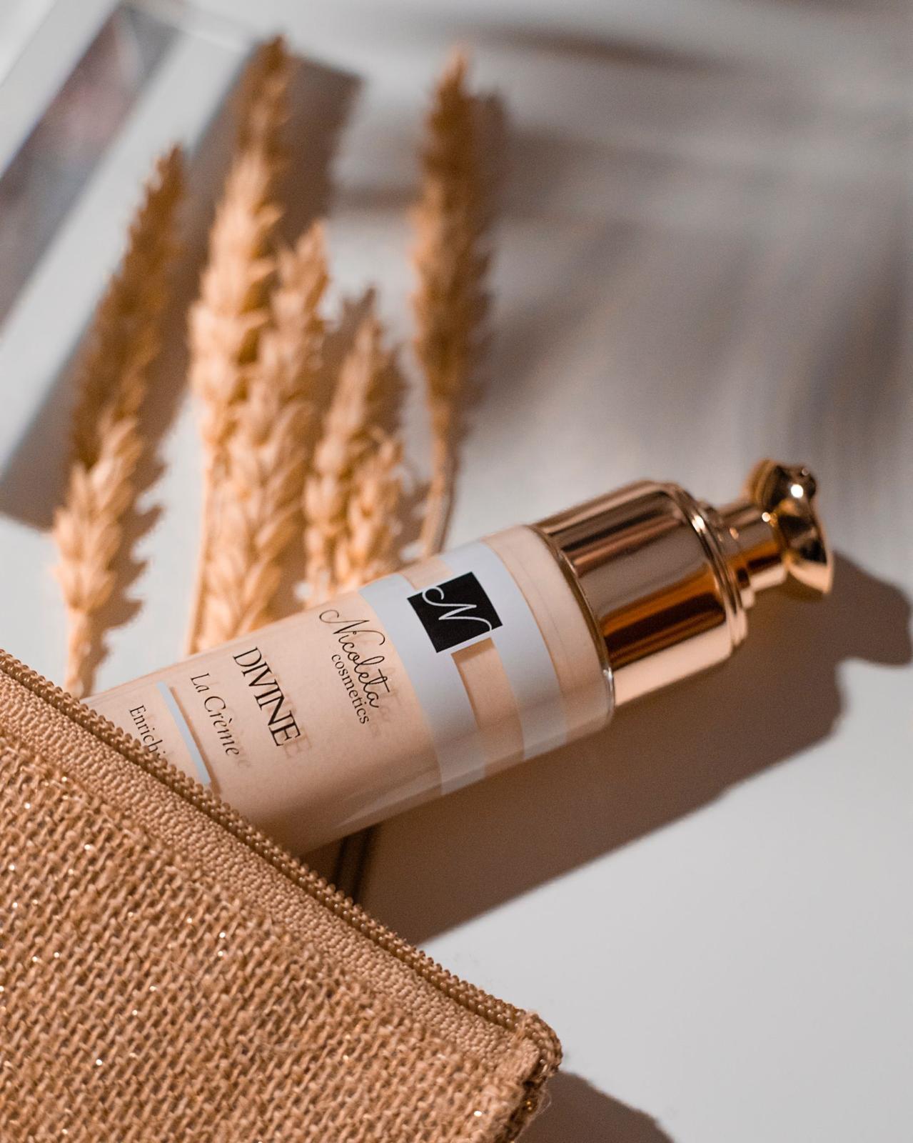 Packaging de la crème illuminatrice Divine, or 24k et squalane végétal, signé Nicoleta Cosmetics.